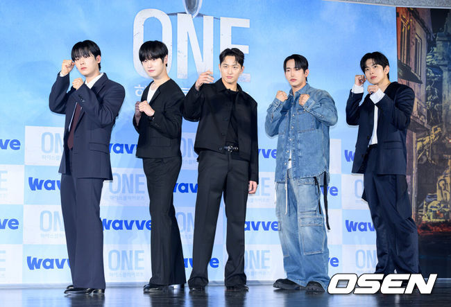 [OSEN=이대선 기자] 28일 서울 광진구 롯데시네마 건대입구에서 웨이브 오리지널 'ONE : 하이스쿨 히어로즈' 제작발표회가 열렸다.‘ONE :하이스쿨 히어로즈’는 아버지의 억압에 시달리던 전교1등 의겸(이정하)과 그의 천부적인 싸움 재능을 이용하려는 윤기(김도완)가 복면을 쓴‘하이스쿨 히어로즈’를 결성해 억눌린 분노를 폭발시켜 학교 폭력 서열을 뒤엎는 하이스쿨 액션 드라마다.배우 이정하, 김도완, 유희제, 육준서, 임성균이 포토타임을 하고 있다. 2025.05.28 /sunday@osen.co.kr