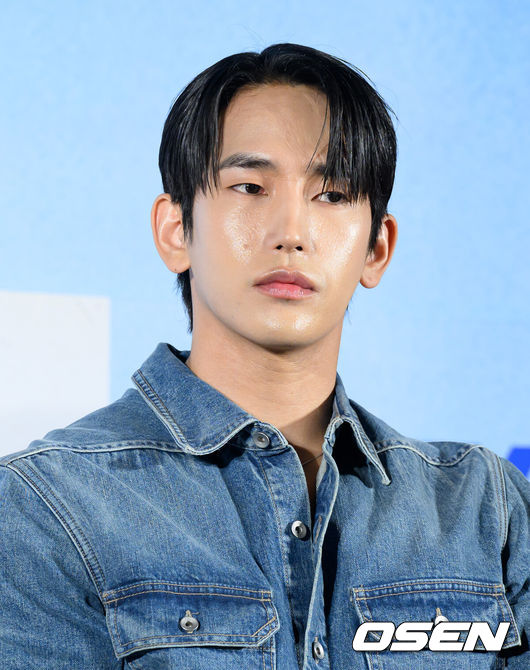 [OSEN=이대선 기자] 28일 서울 광진구 롯데시네마 건대입구에서 웨이브 오리지널 'ONE : 하이스쿨 히어로즈' 제작발표회가 열렸다.‘ONE :하이스쿨 히어로즈’는 아버지의 억압에 시달리던 전교1등 의겸(이정하)과 그의 천부적인 싸움 재능을 이용하려는 윤기(김도완)가 복면을 쓴‘하이스쿨 히어로즈’를 결성해 억눌린 분노를 폭발시켜 학교 폭력 서열을 뒤엎는 하이스쿨 액션 드라마다.배우 육준서가 취재진의 질문을 듣고 있다. 2025.05.28 /sunday@osen.co.kr