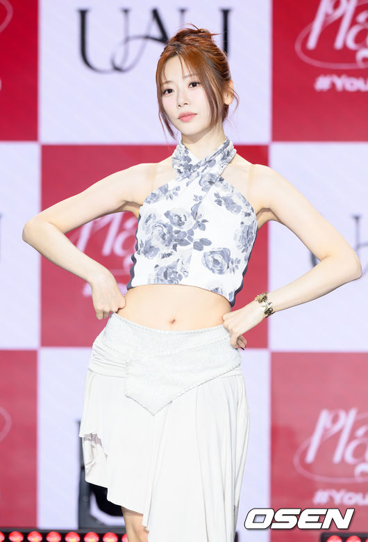 [OSEN=이대선 기자] 28일 오후 서울 강남구 일지아트홀에서 그룹 유아유(UAU) 첫 번째 미니앨범 'Playlist #You Are You(플레이리스트 # 유 아 유)' 쇼케이스가 열렸다.지유, 수아, 유현으로 이루어진 드림캐쳐의 첫 유닛 유아유는 '유 아 유(You Are You)'의 동음이의어로 '너는 너야'라는 의미를 담고 있다.유아유 지유가 포토타임을 가지고 있다. 2025.05.28 /sunday@osen.co.kr