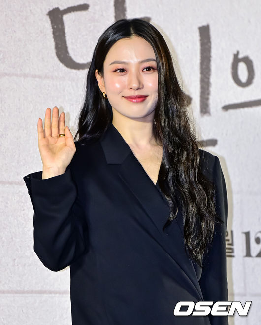 [OSEN=지형준 기자] 8일 오후 서울 상암 스탠포드 호텔 그랜드볼룸에서 지니TV오리지널 ‘당신의 맛’ 제작발표회가 열렸다.‘당신의 맛’은 식품 기업을 물려받기 위해 작은 식당을 인수 합병하는 ‘레시피 사냥꾼’이 된 재벌 상속남 한범우(강하늘 분)와 전주에서 간판도 없는 원 테이블 식당을 운영 중인 똥고집 셰프 모연주(고민시 분)의 전쟁 같은 키친 타카 성장 로맨스다.배우 고민시가 포즈를 취하고 있다. 2025.05.08 /jpnews@osen.co.kr