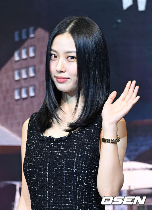 [OSEN=이대선 기자] 21일 오전 서울 강남구 조선 팰리스 서울 강남에서 넷플릭스 오리지널 시리즈 '아무도 없는 숲속에서' 제작발표회가 열렸다.‘아무도 없는 숲속에서’는 한여름 찾아온 수상한 손님으로 인해, 평온한 일상이 무너지고 걷잡을 수 없는 사건에 휘말리게 되는 사람들의 이야기를 그린 서스펜스 스릴러다.배우 고민시가 포토타임을 가지고 있다. 2024.08.21 /sunday@osen.co.kr