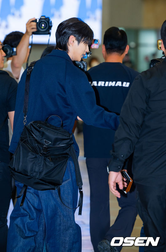 [OSEN=김포공항, 민경훈 기자] 배우 변우석이 28일 김포공항을 통해 일본 도쿄로 출국했다. 입장하며 다가오는 수많은 팬들을 바라보며 걱정하고 있다. 2025.05.28 / rumi@osen.co.kr