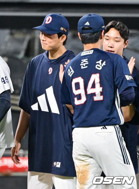 [OSEN=수원, 박준형 기자] 두산 베어스가 28일 수원KT위즈파크에서 열린 2025 신한 SOL뱅크 KBO리그 KT 위즈와의 시즌 8차전에서 12-3 완승을 거뒀다.두산은 전날 패배과 함께 KT전 4연패를 끊어내며 시즌 22승 3무 29패를 기록했다. 두산 타선이 두 자릿수 득점을 올린 건 지난 4일 대구 삼성 라이온즈전(11-6 승리) 이후 24일 만이다. 반면 최근 5연승이 좌절된 KT는 27승 3무 25패가 됐다.경기종료 후 두산 최민석과 김준상이 하이파이브를 하고 있다.   2025.05.28 / 