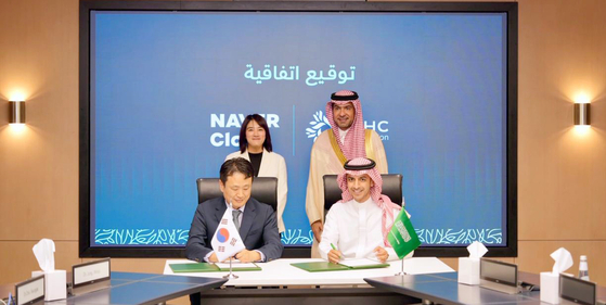 네이버클라우드는 28일 사우디 주택공사(NHC)와 전략적 합작법인 네이버 이노베이션을 설립한다고 밝혔다. (왼쪽 뒤부터 시계방향대로) 채선주 네이버 전략사업대표, 마제드 알 호가일 자치행정주택부 장관, 라이얀 알아킬 NHC 이노베이션 CEO, 한상영 네이버클라우드 글로벌 DX&이노베이션 전무. 사진 네이버클라우드