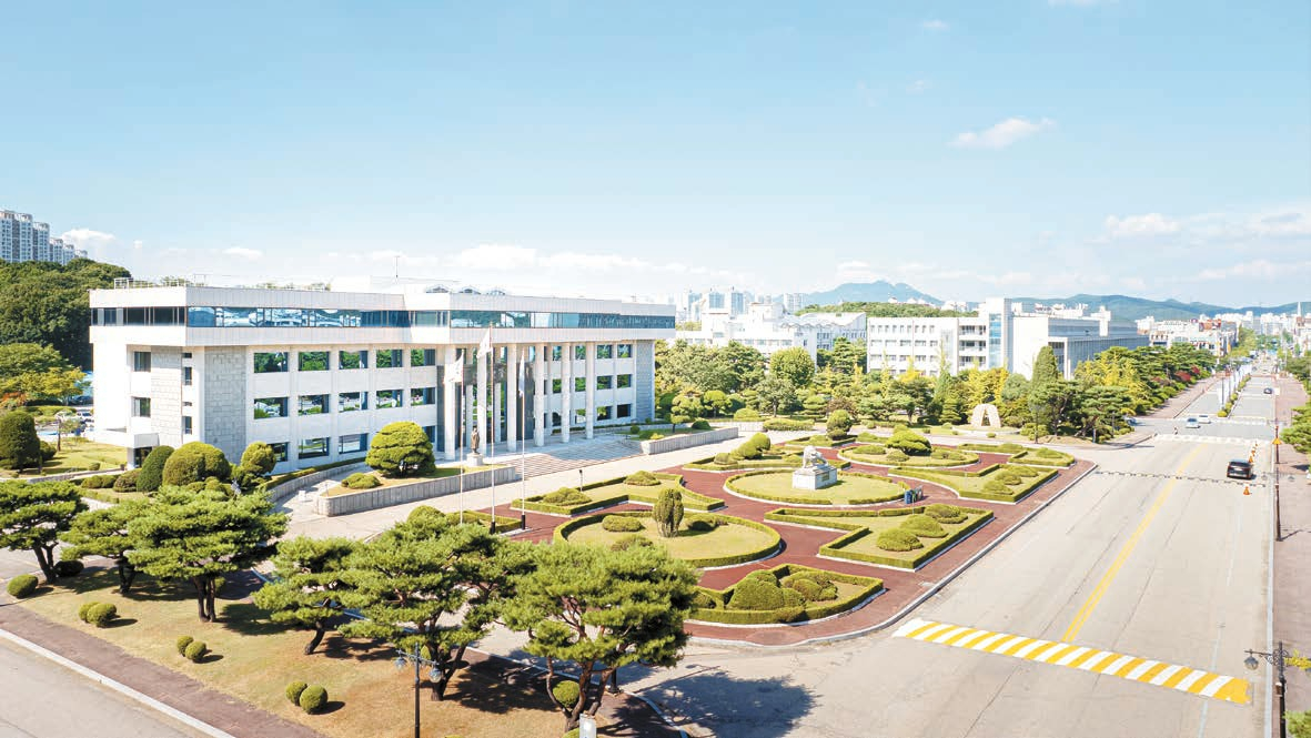 한양대학교 ERICA가 ‘AI 휴머노이드 로봇 연구소’ 설립, 2년 연속 수도권 최대 입학정원 순증 달성으로 첨단산업 혁신의 중심으로 떠오르고 있다. 연구소는 AI와 인간형 로봇 기술을 융합한 ‘피지컬 AI’ 분야를 연구한다. [사진 한양대 ERICA]
