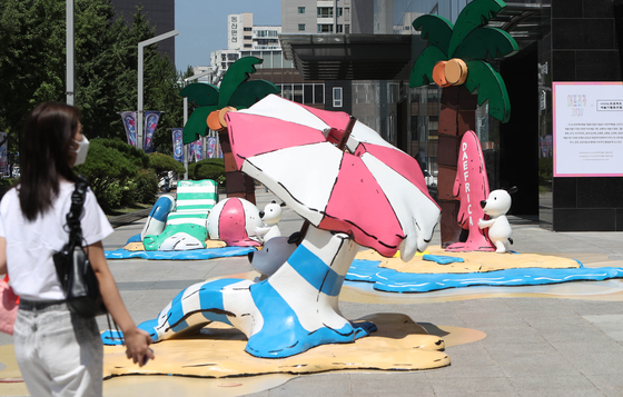 2020년 현대백화점 대구점 앞에 불볕더위에 녹아내리는 휴양지를 표현한 대프리카 조형물이 설치돼 있다. 연합뉴스
