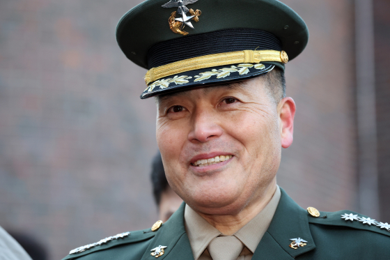 채 상병 순직 사건과 관련해 항명 및 상관명예훼손 혐의로 기소된 박정훈 전 해병대 수사단장(대령)이 지난 1월 9일 중앙지역군사법원에서 열린 1심 선고공판에 앞서 지지자와 대화를 하며 웃고 있다. 이날 재판부는 군 검찰이 박정훈 대령에게 적용했던 혐의 모두에 대해 무죄 판단을 내렸다. 뉴스1
