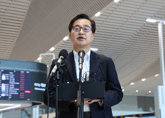 김동연 경기지사는 지난달 9일 자동차 부품 관세 대응을 위해 미국으로 출국하기 전 인천공항에서 대선 출마를 선언했다. [연합뉴스]
