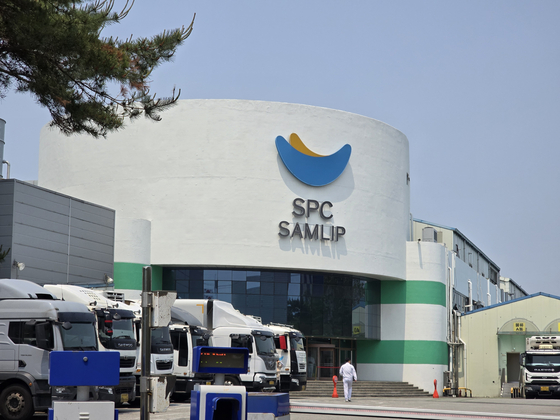 SPC삼립 시화공장에서 지난 19일 오전 3시쯤 50대 여성 노동자가 냉각 컨베이어 벨트에 윤활유를 뿌리는 작업을 하다 상반신이 끼어 사망했다. 손성배 기자
