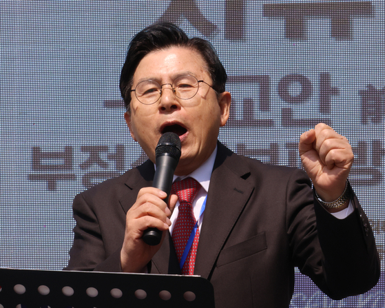 황교안 대통령후보(무소속, 전 국무총리)가 지난 22일 청주 충북도청 앞에서 열린 보수 기독교 단체 세이브코리아의 '국가비상기도회'에 참석해 발언하고 있다. 연합뉴스