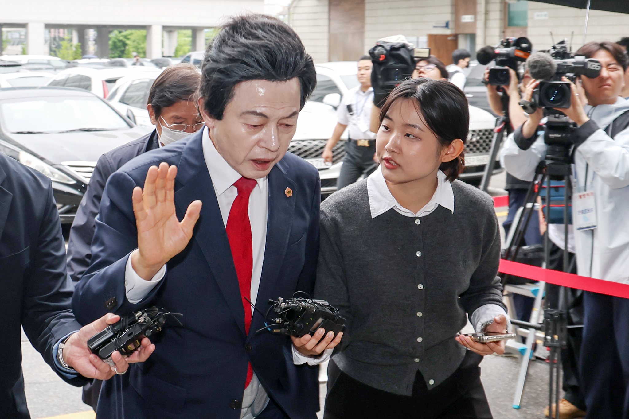 신도 성추행과 사기 등 혐의를 받는 허경영 국가혁명당 명예대표가 지난 16일 오후 경기 의정부시 의정부지방법원에서 열린 영장실질심사에 출석하고 있다. 뉴스1