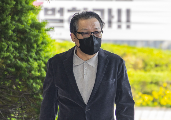 2018년 지방선거 공천헌금 의혹 혐의를 받는 건진법사 전성배 씨가 12일 서울 양천구 서울남부지법에서 열린 1심 두 번째 공판에 출석하고 있다. 연합뉴스