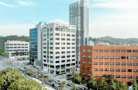 서울디지털대는 연간 165억 규모의 장학 제도를 운영하며, 전형별로 다양하고 풍부한 장학 혜택을 제공한다. 한국장학재단 국가장학금과 중복 수혜도 가능하다. 학점당 수업료는 사이버대학 중 최저 수준인 6만6000원이다. [사진 서울디지털대]