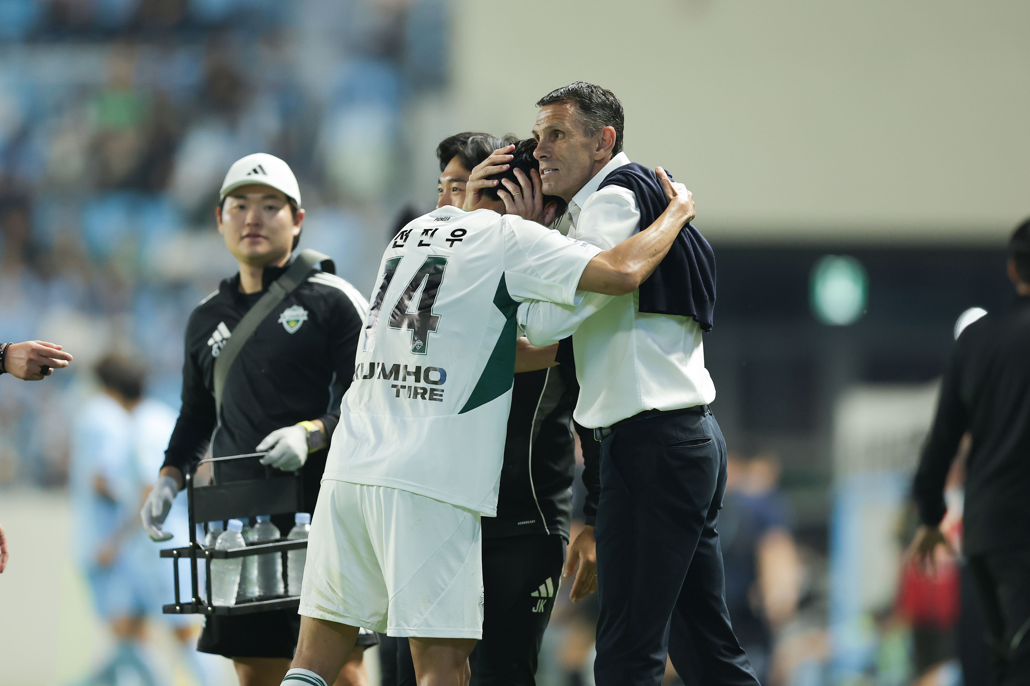 프로축구 전북의 포옛(오른쪽) 감독이 전진우를 안아주고 있다. [사진 프로축구연맹]