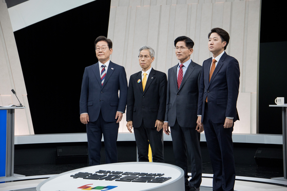 더불어민주당 이재명, 민주노동당 권영국, 국민의힘 김문수, 개혁신당 이준석 대선 후보(왼쪽부터)가 27일 서울 마포구 상암동 MBC 스튜디오에서 진행된 정치 분야 TV토론회에 참석해 있다. 국회사진기자단