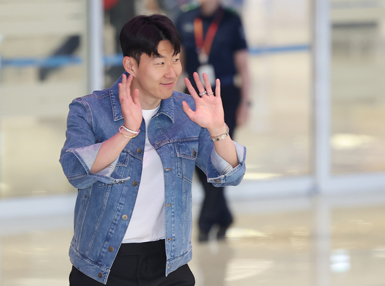 유럽축구연맹(UEFA) 유로파리그(UEL) 정상에 오르며 생애 첫 트로피를 들어 올린 손흥민이 27일 인천국제공항 제2터미널을 통해 입국하며 인사하고 있다. 연합뉴스