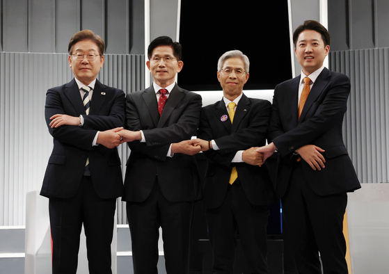 지난 23일 서울 영등포구 KBS본관 스튜디오에서 중앙선거방송토론위원회 주관 제21대 대통령선거 2차 후보자 토론회 시작에 앞서 각 정당 대선 후보들이 기념촬영을 하고 있다. 뉴스1