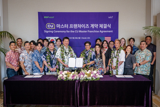 민승배 BGF리테일 대표(가운데 왼쪽)와 로버트 쿠리수 CU 하와이 대표(가운데 오른쪽)가 CU 하와이 진출 마스터 프랜차이즈 계약을 체결하고 양사 관계자들과 함께 기념 촬영을 하고 있다. 사진 BGF리테일