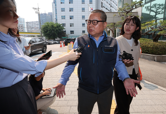 고충욱 서울시버스노동조합 태진운수지부 위원장이 27일 서울시버스운송사업조합과의 임금 협상 교섭에 참석해 취재진 질문을 받고 있다. [뉴스1]