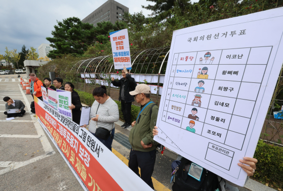 지난해 10월 29일 서울 서초구 법원 삼거리에서 열린 발달장애인 투표용지 보장 차별구제청구소송 탄원서 전시 및 제출 기자회견에서 발달장애인들이 그림투표 용지를 통한 참정권 보장을 촉구하고 있다. 연합뉴스