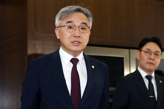 정철승 변호사가 고 박원순 시장 성추행 사건 피해자의 신상을 SNS에 게시해 명예훼손, 성폭력특례법 위반 등으로 1심에서 징역 1년형을 선고받았다. 뉴스1