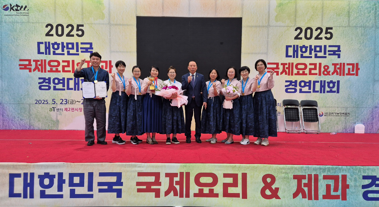 원광디지털대 한방건강약선학과 학생들로 구성된 ‘최유정의 누리봄’ 팀(최유정, 김경화, 구라연, 김미혜, 강용은, 문훈희, 박현순, 배해경, 최서연, 홍민영)이 단체 기념 촬영을 하고 있다.