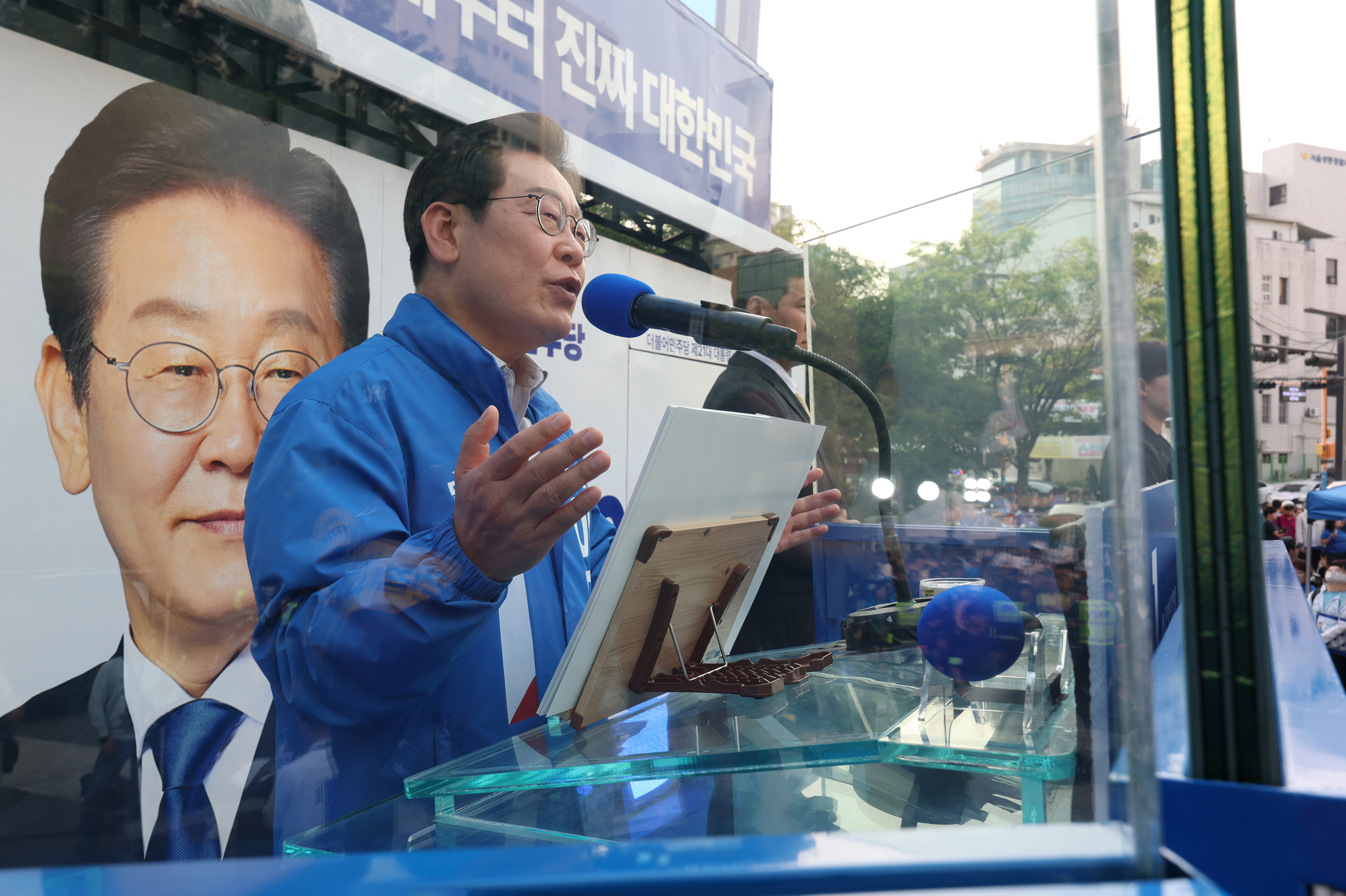 이재명 더불어민주당 대선후보가 28일 서울 성동구 왕십리역 광장에서 유세하고 있다. 김성룡 기자