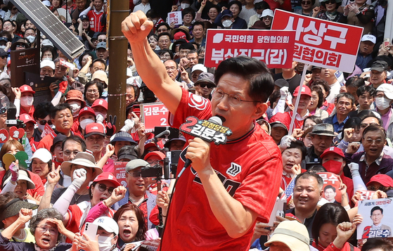 김문수 국민의힘 대선 후보가 28일 오후 부산 서면 쥬디스 태화 백화점 앞에서 부산 집중유세에서 유권자들에게 지지를 호소하고 있다. 임현동 기자