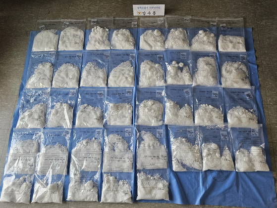 경찰이 국내로 필로폰으로 대량으로 밀반입한 혐의를 받는 일당으로부터 압수한 마약의 모습. 사진 평택경찰서