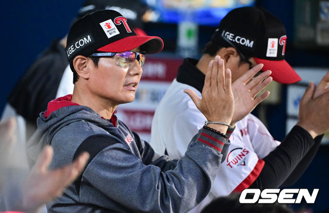 [OSEN=잠실, 박준형 기자] 27일 오후 서울 잠실구장에서 ‘2025 신한 SOL BANK KBO리그’ LG 트윈스와 한화 이글스의 경기가 진행됐다. 이날 경기에서 LG은 임찬규를 한화는 황준서를 선발투수로 내세웠다. 5회말 LG 염경엽 감독이 선수들을 독려하고 있다. 2025.05.27 / soul1014@osen.co.kr