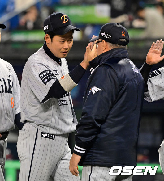 [OSEN=잠실, 지형준 기자] 한화가 모처럼 폭발한 다이너마이트 타선을 앞세워 잠실 3연전 위닝시리즈에 성공했다.프로야구 한화 이글스는 10일 서울 잠실구장에서 열린 2025 신한 SOL뱅크 KBO리그 두산 베어스와의 시즌 3차전에서 7-2로 승리했다.한화는 2연패 뒤 2연승을 달리며 주중 3연전을 위닝시리즈로 장식했다. 시즌 6승 10패. 반면 2연승 뒤 2연패에 빠진 두산은 7승 9패가 됐다.경기를 마치고 한화 김경문 감독이 하주석과 하이파이브를 하고 있다. 2025.04.10 / jpnews@osen.co.kr