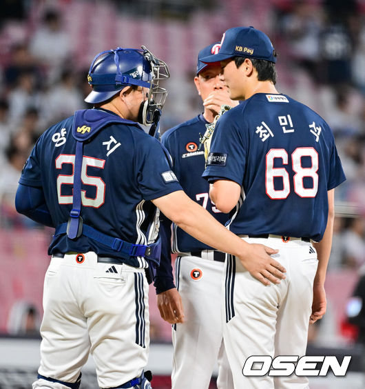 [OSEN=수원, 박준형 기자]  28일 오후 수원 KT위즈파크에서 열린 ‘2025 신한 SOL BANK KBO리그’ KT 위즈와 두산 베어스의 경기가 진행됐다.이날 경기에는 KT는 쿠에바스를, 두산을 최민석을 선발투수로 내세웠다.5회말 두산 양의지가 마운드로 올라 최민석을 다독이고 있다.   2025.05.28 / soul1014@osen.co.kr