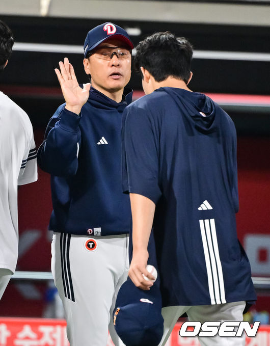 [OSEN=수원, 박준형 기자] 두산 베어스가 28일 수원KT위즈파크에서 열린 2025 신한 SOL뱅크 KBO리그 KT 위즈와의 시즌 8차전에서 12-3 완승을 거뒀다.두산은 전날 패배과 함께 KT전 4연패를 끊어내며 시즌 22승 3무 29패를 기록했다. 두산 타선이 두 자릿수 득점을 올린 건 지난 4일 대구 삼성 라이온즈전(11-6 승리) 이후 24일 만이다. 반면 최근 5연승이 좌절된 KT는 27승 3무 25패가 됐다.경기종료 후 두산 이승엽 감독이 데뷔 첫승 거둔 최민석을 축하해주고 있다.   2025.05.28 