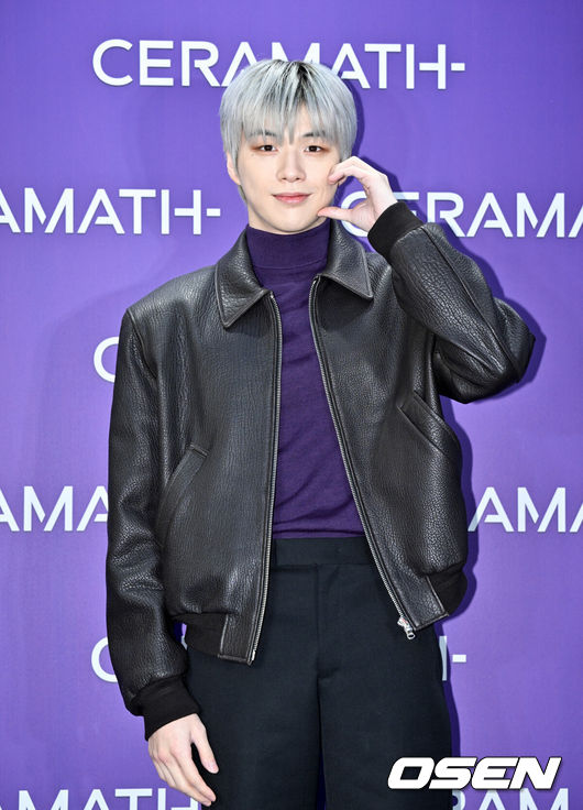 [OSEN=조은정 기자]22일 서울 강남구 한 뷰티 디바이스 브랜드의 플래그십 스토어에서 오픈 기념 포토월 행사가 열렸다.이날 행사에는 티파니, 권유리, 강다니엘, 고준희, 수현, 이주연, 효민, 장희진, 엑소 찬열,  김재중, 전혜빈, 다샤 타란이 참석했다.가수 강다니엘이 포즈를 취하고 있다. 2024.11.22 /cej@osen.co.kr