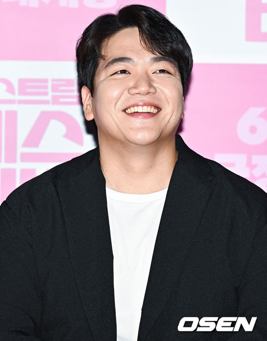 [OSEN=박준형 기자] 30일 오후 서울 용산아이파크몰 내 용산 CGV에서 영화 ‘익스트림 페스티벌’(김홍기 감독) 언론시사회가 진행됐다.영화 ‘익스트림 페스티벌’은 망하기 일보 직전 지역 축제를 무사히 개최하기 위해 고군분투하는 스타트업 청년들의 이야기를 그린다.배우 박강섭이 미소 짓고 있다.  2023.05.30 / soul1014@osen.co.kr