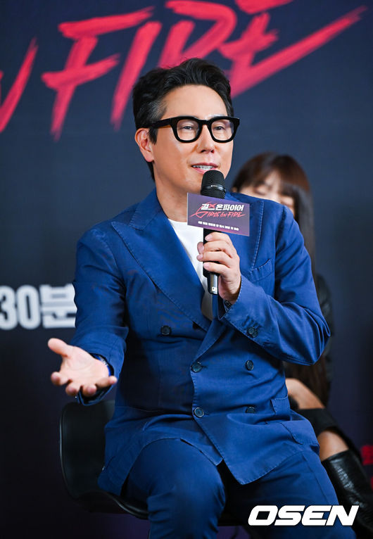 [OSEN=박준형 기자] 16일 서울 상암 스탠포드 호텔 코리아에서 JTBC 여성 보컬 그룹 결성 오디션 프로그램 '걸스 온 파이어' 제작발표회가 진행됐다.'걸스 온 파이어'는 개성 넘치는 보컬 실력자들이 모여 'NEW K-POP' 여성 보컬 그룹의 탄생을 그리는 JTBC의 신규 오디션 프로그램으로 단독 MC 장도연과 윤종신, 개코, 선우정아, 정은지, 영케이, 킹키  탄탄한 6인의 프로듀서가 이날 행사에 참석했다. 윤종신이 질문에 답하고 있다.  2024.04.16 / soul1014@osen.co.kr