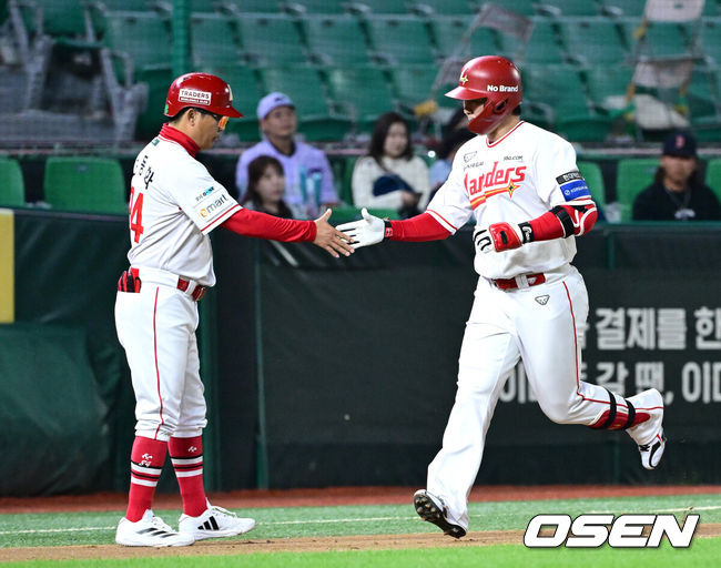 [OSEN=인천, 최규한 기자] 28일 인천 SSG랜더스필드에서 ‘2025 신한 SOL Bank KBO리그’ SSG 랜더스와 NC 다이노스의 경기가 열렸다.홈팀 SSG는 김광현, 방문팀 NC는 목지훈을 선발투수로 내세웠다.6회말 무사 SSG 최정이 달아나는 우월 솔로포를 날리고 그라운드를 돌며 조동화 코치와 인사를 나누고 있다. 2025.05.28 / dreamer@osen.co.kr