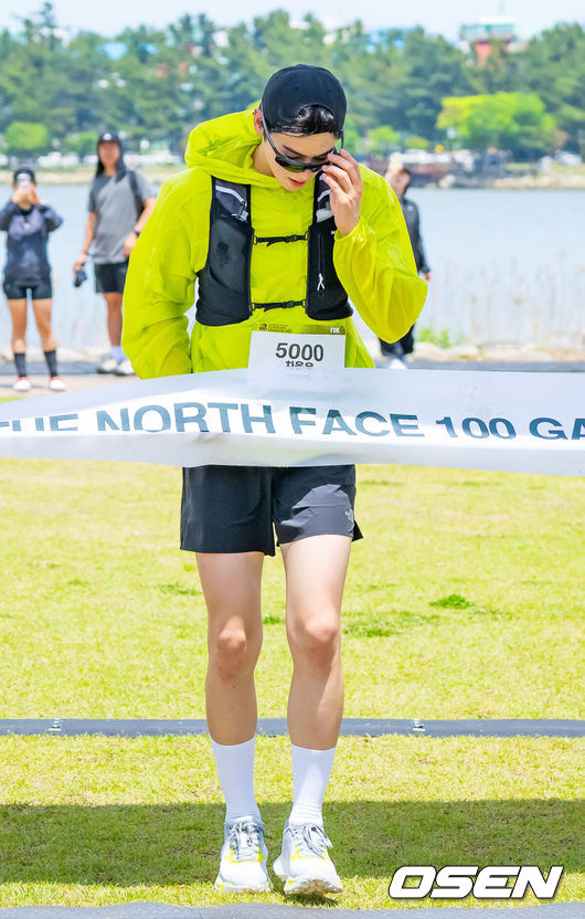 [OSEN=강릉, 민경훈 기자] 가수 겸 배우 차은우와 함께하는 국제 트레일러닝 대회‘TNF100강원' 행사가 17일 강원도 강릉시 초당동 경포호수광장에서 열렸다.이 자리에는 홍보대사인 차은우와 션 및 예능 프로그램 '뛰어야 산다' 출연진과 함께 참석했다.차은우가 러닝을 하며 골인지점을 통과하고 있다. 2025.05.17 / rumi@osen.co.kr