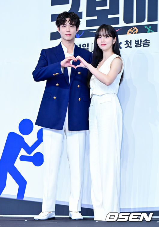 [OSEN=지형준 기자] 29일 오후 서울 구로구 신도림동 더링크서울 트리뷰트 포트폴리오 호텔에서 JTBC 새 토일드라마 ‘굿보이’ 제작발표회가 열렸다.‘굿보이’는 특채로 경찰이 된 전직 국가대표들이 메달 대신 경찰 신분증을 목에 걸고, 비양심과 반칙이 판치는 세상에 맞서는 코믹 액션 청춘 수사극. 박보검, 김소현, 이상이, 허성태, 태원석은 강력범죄 대응을 위한 특수팀으로 뭉쳐 각자의 주특기를 무기삼아 이 땅에 정의로운 ‘룰’을 알릴 예정이다.배우 박보검, 김소현이 포토타임을 하고 있다. 2025.05.29 /jpnews@osen.co.kr