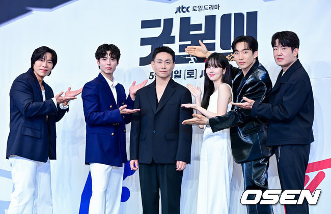 [OSEN=지형준 기자] 29일 오후 서울 구로구 신도림동 더링크서울 트리뷰트 포트폴리오 호텔에서 JTBC 새 토일드라마 ‘굿보이’ 제작발표회가 열렸다.‘굿보이’는 특채로 경찰이 된 전직 국가대표들이 메달 대신 경찰 신분증을 목에 걸고, 비양심과 반칙이 판치는 세상에 맞서는 코믹 액션 청춘 수사극. 박보검, 김소현, 이상이, 허성태, 태원석은 강력범죄 대응을 위한 특수팀으로 뭉쳐 각자의 주특기를 무기삼아 이 땅에 정의로운 ‘룰’을 알릴 예정이다.배우 태원석, 박보검, 오정세, 김소현, 이상이, 허성태가 포토타임을 하고 있다. 2025.05.29 /jpnews@osen.co.kr