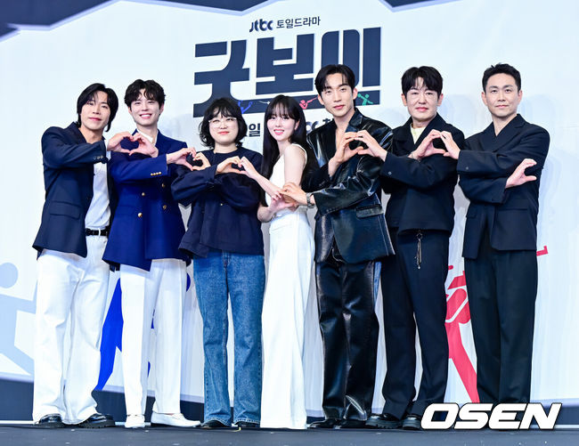 [OSEN=지형준 기자] 29일 오후 서울 구로구 신도림동 더링크서울 트리뷰트 포트폴리오 호텔에서 JTBC 새 토일드라마 ‘굿보이’ 제작발표회가 열렸다.‘굿보이’는 특채로 경찰이 된 전직 국가대표들이 메달 대신 경찰 신분증을 목에 걸고, 비양심과 반칙이 판치는 세상에 맞서는 코믹 액션 청춘 수사극. 박보검, 김소현, 이상이, 허성태, 태원석은 강력범죄 대응을 위한 특수팀으로 뭉쳐 각자의 주특기를 무기삼아 이 땅에 정의로운 ‘룰’을 알릴 예정이다.배우 태원석, 박보검, 심나연 감독, 김소현, 이상이, 허성태, 오정세가 포토타임을 하고 있다. 2025.05.29 /jpnews@osen.co.kr