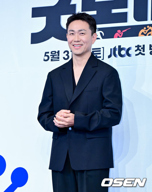 [OSEN=지형준 기자] 29일 오후 서울 구로구 신도림동 더링크서울 트리뷰트 포트폴리오 호텔에서 JTBC 새 토일드라마 ‘굿보이’ 제작발표회가 열렸다.‘굿보이’는 특채로 경찰이 된 전직 국가대표들이 메달 대신 경찰 신분증을 목에 걸고, 비양심과 반칙이 판치는 세상에 맞서는 코믹 액션 청춘 수사극. 박보검, 김소현, 이상이, 허성태, 태원석은 강력범죄 대응을 위한 특수팀으로 뭉쳐 각자의 주특기를 무기삼아 이 땅에 정의로운 ‘룰’을 알릴 예정이다.배우 오정세가 포토타임을 하고 있다. 2025.05.29 /jpnews@osen.co.kr