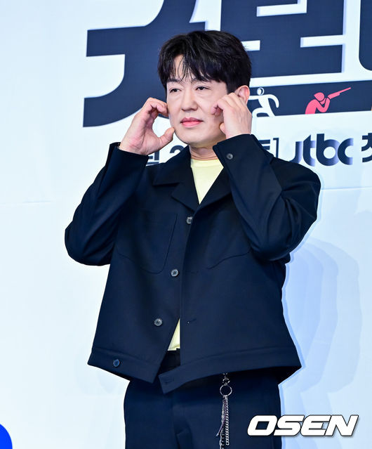 [OSEN=지형준 기자] 29일 오후 서울 구로구 신도림동 더링크서울 트리뷰트 포트폴리오 호텔에서 JTBC 새 토일드라마 ‘굿보이’ 제작발표회가 열렸다.‘굿보이’는 특채로 경찰이 된 전직 국가대표들이 메달 대신 경찰 신분증을 목에 걸고, 비양심과 반칙이 판치는 세상에 맞서는 코믹 액션 청춘 수사극. 박보검, 김소현, 이상이, 허성태, 태원석은 강력범죄 대응을 위한 특수팀으로 뭉쳐 각자의 주특기를 무기삼아 이 땅에 정의로운 ‘룰’을 알릴 예정이다.배우 허성태가 포토타임을 하고 있다. 2025.05.29 /jpnews@osen.co.kr