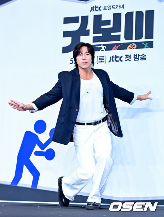 [OSEN=지형준 기자] 29일 오후 서울 구로구 신도림동 더링크서울 트리뷰트 포트폴리오 호텔에서 JTBC 새 토일드라마 ‘굿보이’ 제작발표회가 열렸다.‘굿보이’는 특채로 경찰이 된 전직 국가대표들이 메달 대신 경찰 신분증을 목에 걸고, 비양심과 반칙이 판치는 세상에 맞서는 코믹 액션 청춘 수사극. 박보검, 김소현, 이상이, 허성태, 태원석은 강력범죄 대응을 위한 특수팀으로 뭉쳐 각자의 주특기를 무기삼아 이 땅에 정의로운 ‘룰’을 알릴 예정이다.배우 태원석이 포토타임을 하고 있다. 2025.05.29 /jpnews@osen.co.kr
