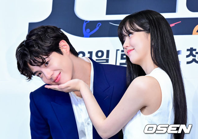 [OSEN=지형준 기자] 29일 오후 서울 구로구 신도림동 더링크서울 트리뷰트 포트폴리오 호텔에서 JTBC 새 토일드라마 ‘굿보이’ 제작발표회가 열렸다.‘굿보이’는 특채로 경찰이 된 전직 국가대표들이 메달 대신 경찰 신분증을 목에 걸고, 비양심과 반칙이 판치는 세상에 맞서는 코믹 액션 청춘 수사극. 박보검, 김소현, 이상이, 허성태, 태원석은 강력범죄 대응을 위한 특수팀으로 뭉쳐 각자의 주특기를 무기삼아 이 땅에 정의로운 ‘룰’을 알릴 예정이다.배우 박보검, 김소현이 포토타임을 하고 있다. 2025.05.29 /jpnews@osen.co.kr