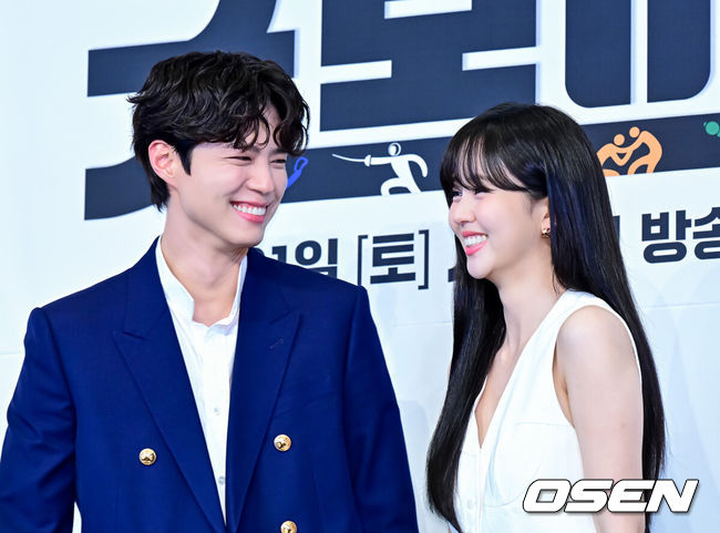 [OSEN=지형준 기자] 29일 오후 서울 구로구 신도림동 더링크서울 트리뷰트 포트폴리오 호텔에서 JTBC 새 토일드라마 ‘굿보이’ 제작발표회가 열렸다.‘굿보이’는 특채로 경찰이 된 전직 국가대표들이 메달 대신 경찰 신분증을 목에 걸고, 비양심과 반칙이 판치는 세상에 맞서는 코믹 액션 청춘 수사극. 박보검, 김소현, 이상이, 허성태, 태원석은 강력범죄 대응을 위한 특수팀으로 뭉쳐 각자의 주특기를 무기삼아 이 땅에 정의로운 ‘룰’을 알릴 예정이다.배우 박보검, 김소현이 포토타임을 하고 있다. 2025.05.29 /jpnews@osen.co.kr