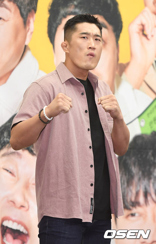 [OSEN=곽영래 기자] XtvN 새 예능 '플레이어' 제작발표회가 9일 오후 서울 마포구 스탠포드 호텔에서 진행됐다.김동현이 포토타임을 갖고 있다. /youngrae@osen.co.kr 