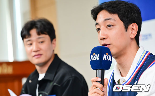 [OSEN=박준형 기자]  허훈 KCC 이지스 입단식이 29일 오후 서울 논현동 KBL 사옥에서 진행됐다.KCC는 지난 28일 “FA허훈을 계약기간 5년, 보수 총액 8억원(연봉 6억5000만원·인센티브 1억5000만원)에 영입했다”고 발표했다. 이에 따라 허재 전 국가대표팀 감독의 아들인 허웅과 허훈은 프로에서는 처음 같은 팀이 됐다.KCC 허훈이 질문에 답하고 있다 2025.05.29/ soul1014@osen.co.kr
