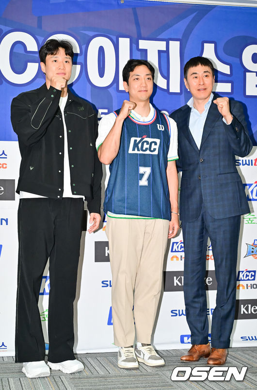 [OSEN=박준형 기자]  허훈 KCC 이지스 입단식이 29일 오후 서울 논현동 KBL 사옥에서 진행됐다.KCC는 지난 28일 “FA허훈을 계약기간 5년, 보수 총액 8억원(연봉 6억5000만원·인센티브 1억5000만원)에 영입했다”고 발표했다. 이에 따라 허재 전 국가대표팀 감독의 아들인 허웅과 허훈은 프로에서는 처음 같은 팀이 됐다.KCC 허웅과 허훈, 이상민 감독이 포즈를 취하고 있다.  2025.05.29/ soul1014@osen.co.kr