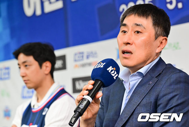 [OSEN=박준형 기자]  허훈 KCC 이지스 입단식이 29일 오후 서울 논현동 KBL 사옥에서 진행됐다.KCC는 지난 28일 “FA허훈을 계약기간 5년, 보수 총액 8억원(연봉 6억5000만원·인센티브 1억5000만원)에 영입했다”고 발표했다. 이에 따라 허재 전 국가대표팀 감독의 아들인 허웅과 허훈은 프로에서는 처음 같은 팀이 됐다.KCC 이상민 감독이 질문에 답하고 있다.  2025.05.29/ soul1014@osen.co.kr